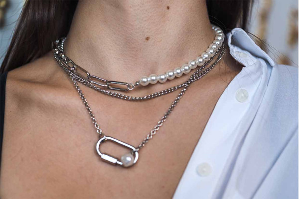 Discover our exclusive jewelry collections and highlight your uniqueness.