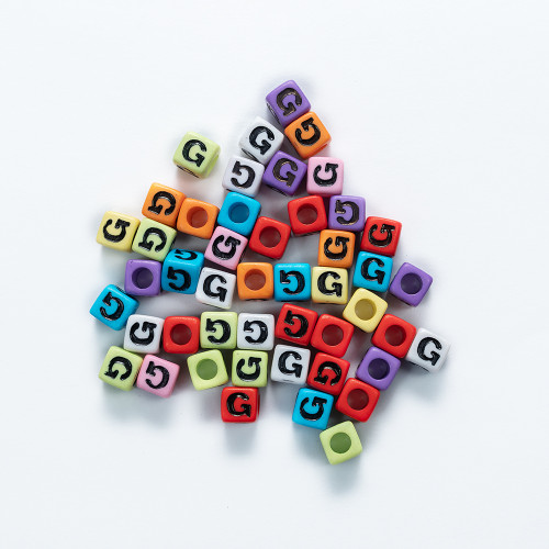 Plastic bead letter G cubic