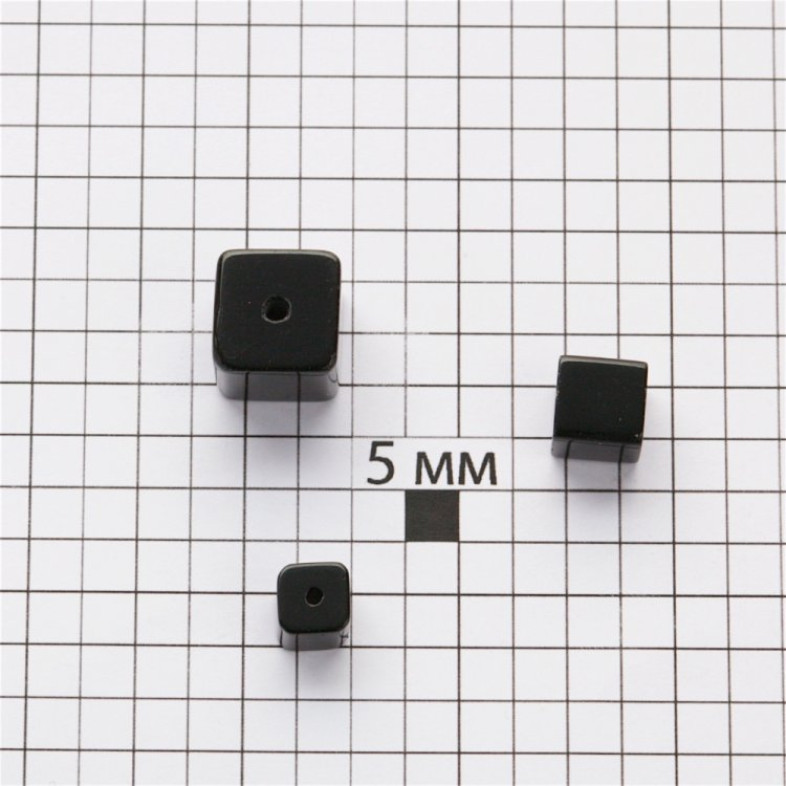 Koralik szklany 8x8 mm sześcienny czarny 1 szt