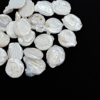 Freshwater pearl 18-22 mm flat cream 1 pc