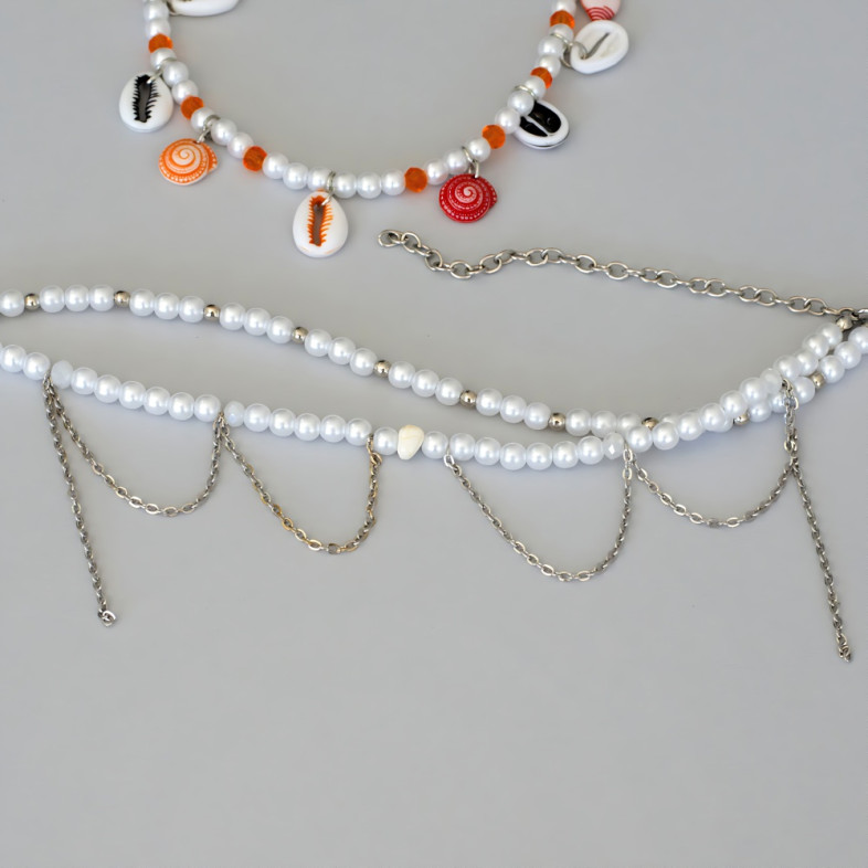 Bracelets (pair) made of plastic and crystal beads and with plastic pendants for legs No. 8