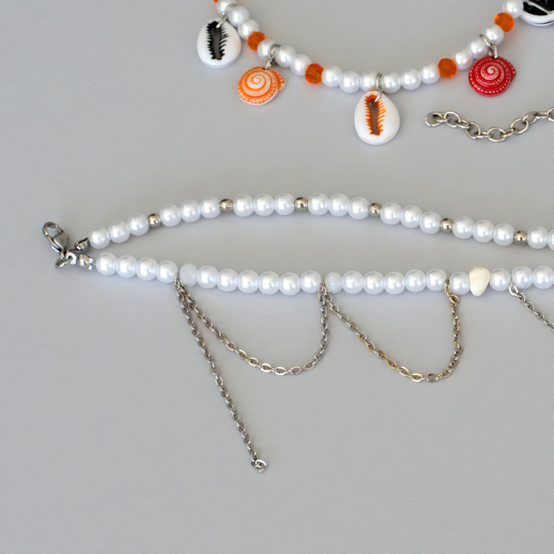 Bracelets (pair) made of plastic and crystal beads and with plastic pendants for legs No. 8